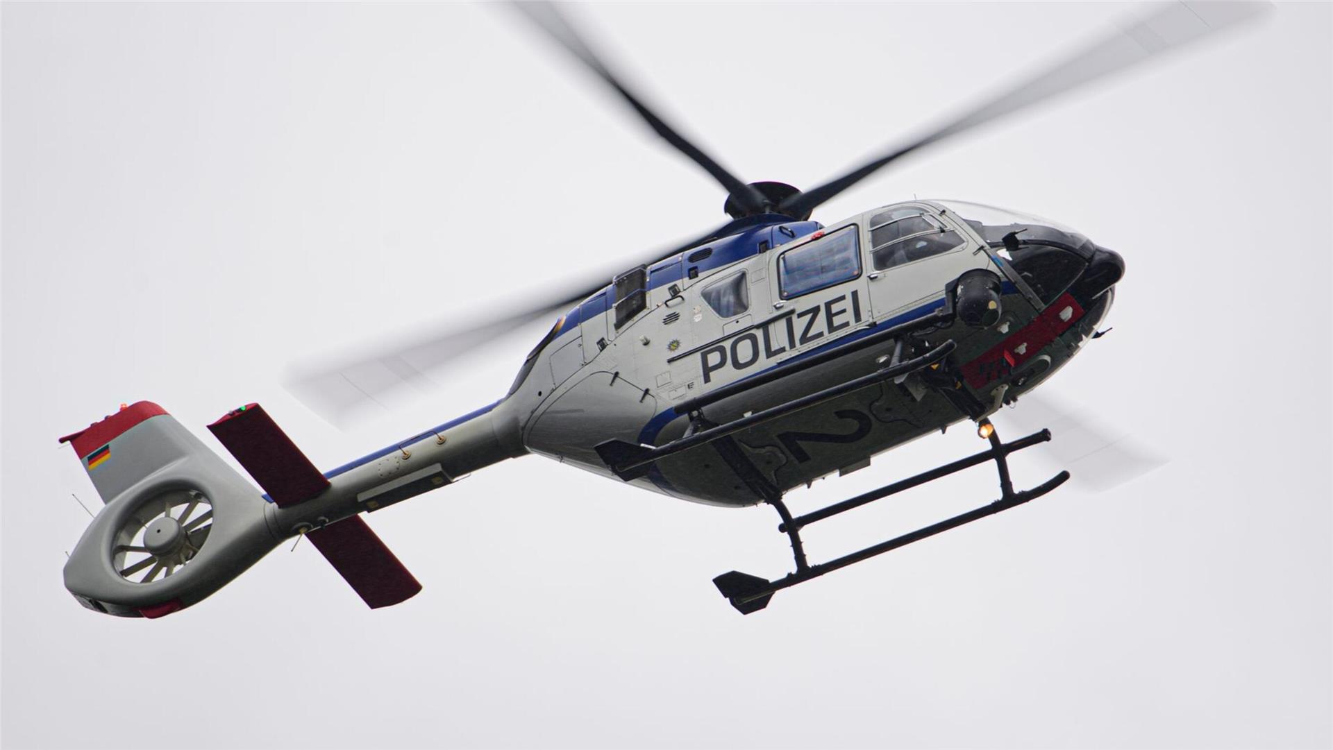 Bei der Suche nach den Einbrechern kam auch ein Polizeihubschrauber zum Einsatz - allerdings ohne Erfolg.