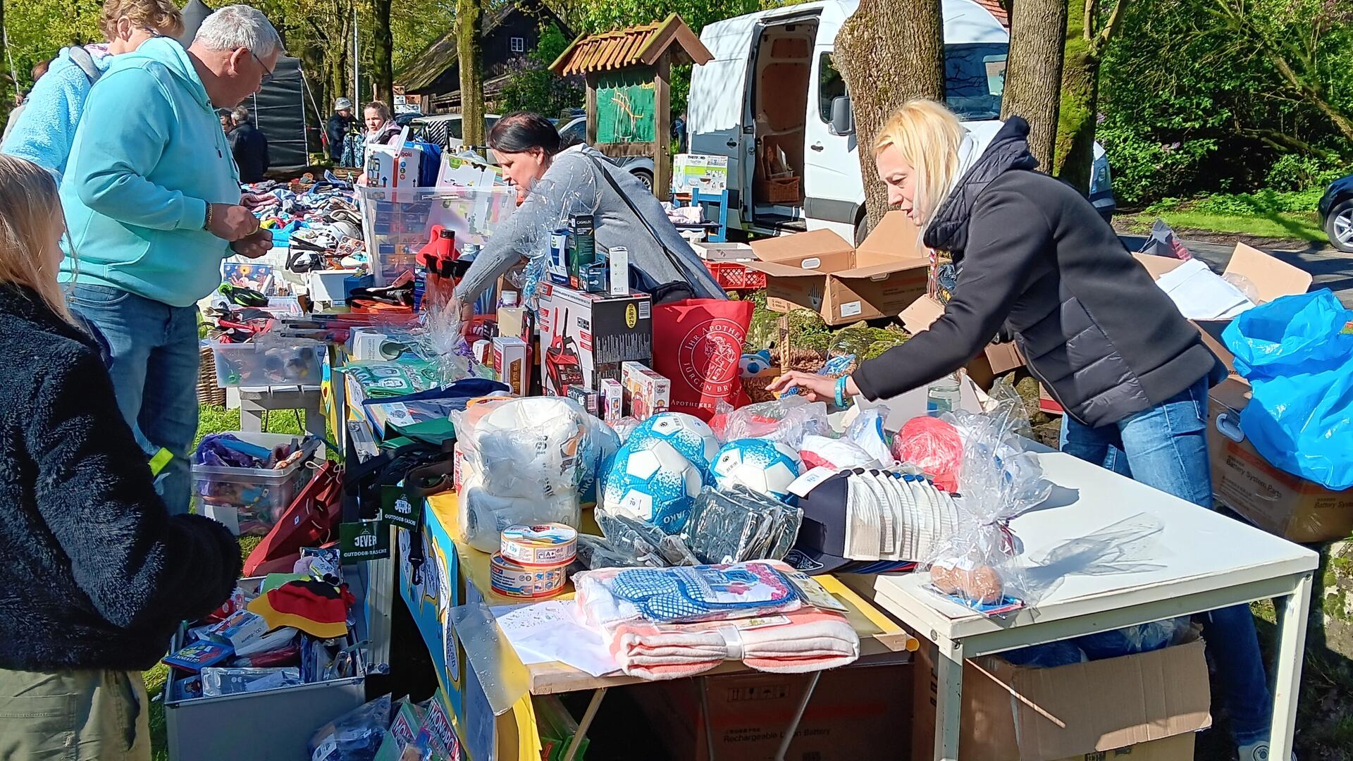 Bei der Tombola zugunsten der Ukraine-Hilfe gab es allerlei zu gewinnen. 