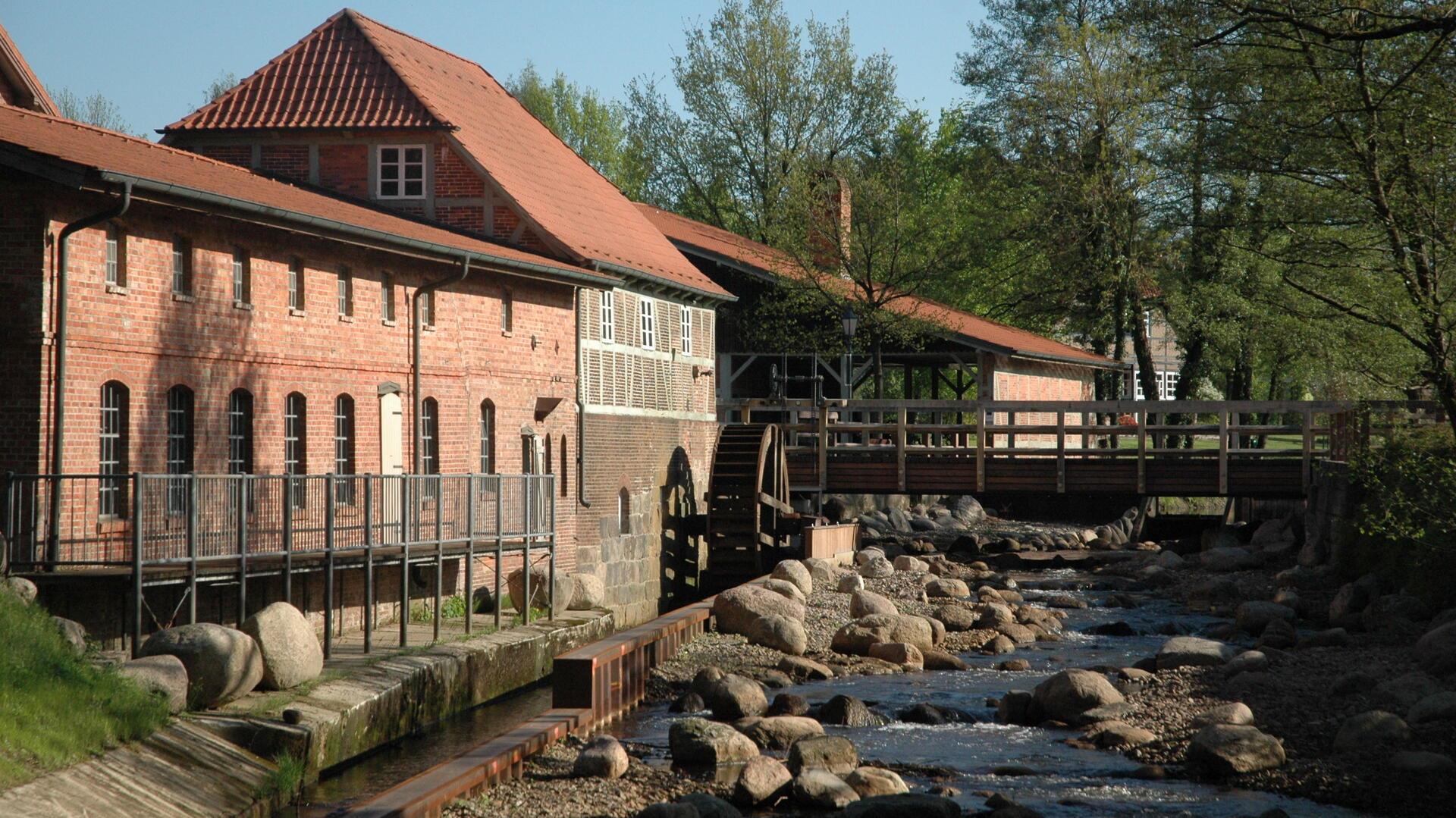 Das Foto zeigt die Wassermühle. 