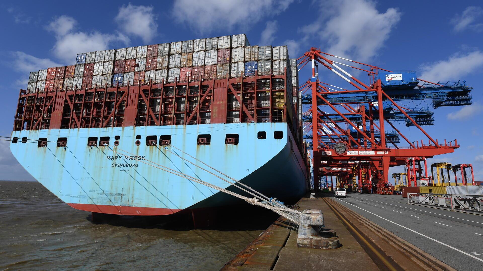 Ein Containerschiff liegt am Kai