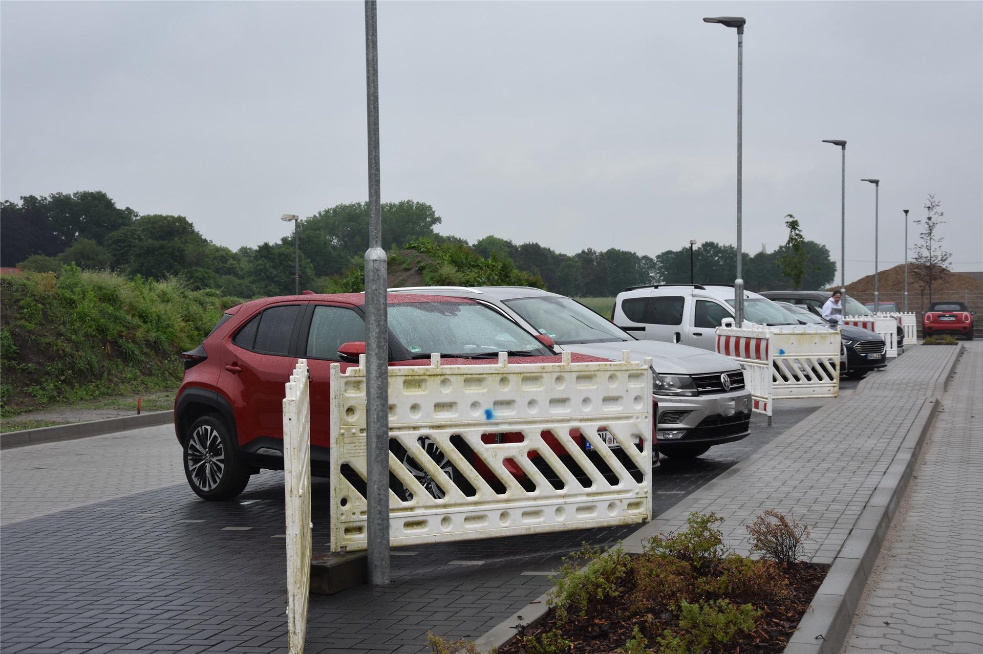 Das Foto zeigt den Parkplatz. Die Leuchten auf der Stellfläche werden durch Absperrgitter geschützt.  