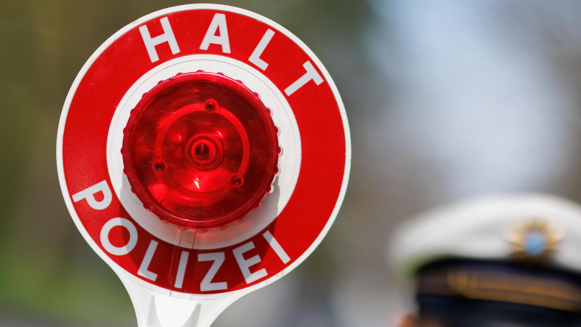 ein rundes und rotes Schild, auf dem Polizei steht.