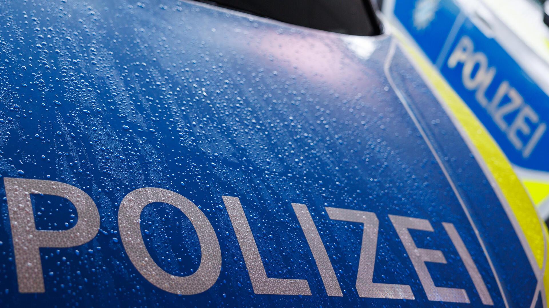  Zwei Streifenwägen der Polizei. 