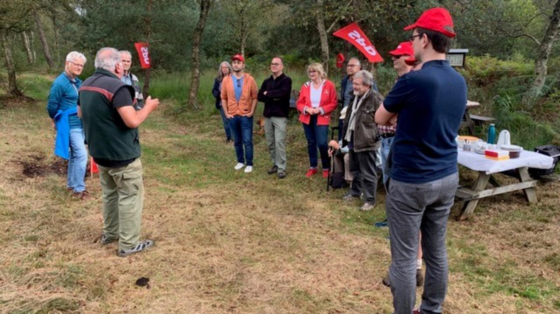 Mehrere Leute bei einer Wanderung zum Moorlehrpfad.