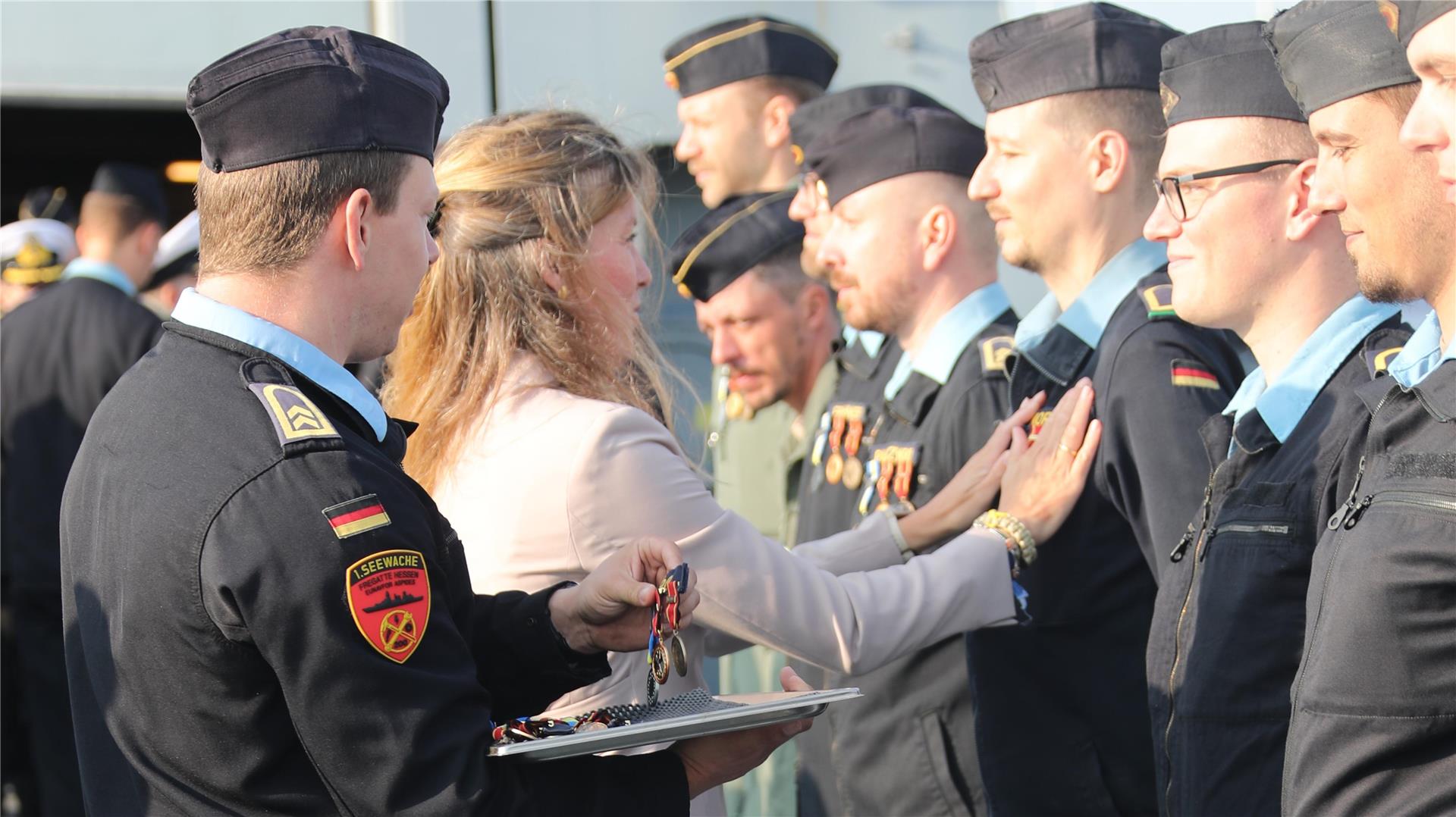 Im Rahmen einer feierlichen Medal Parade hat die Parlamentarische Staatssekretärin Siemtje Möller (SPD) am Montag in Wilhelmshaven die gesamte Besatzung der Fregatte „Hessen“ geehrt. 