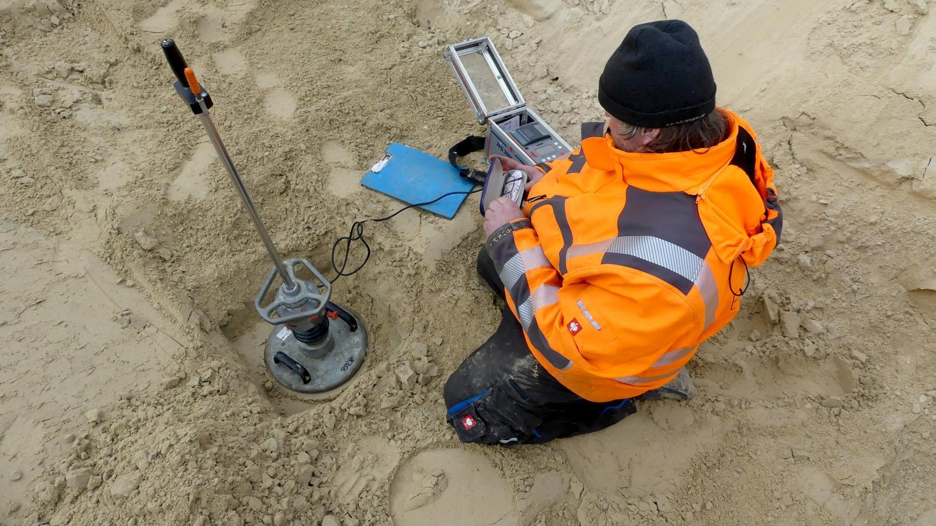 Mit einer sogenannten Druckplatten-Messung wird überprüft, ob der Sand bereits ausreichend verdichtet wurde. 