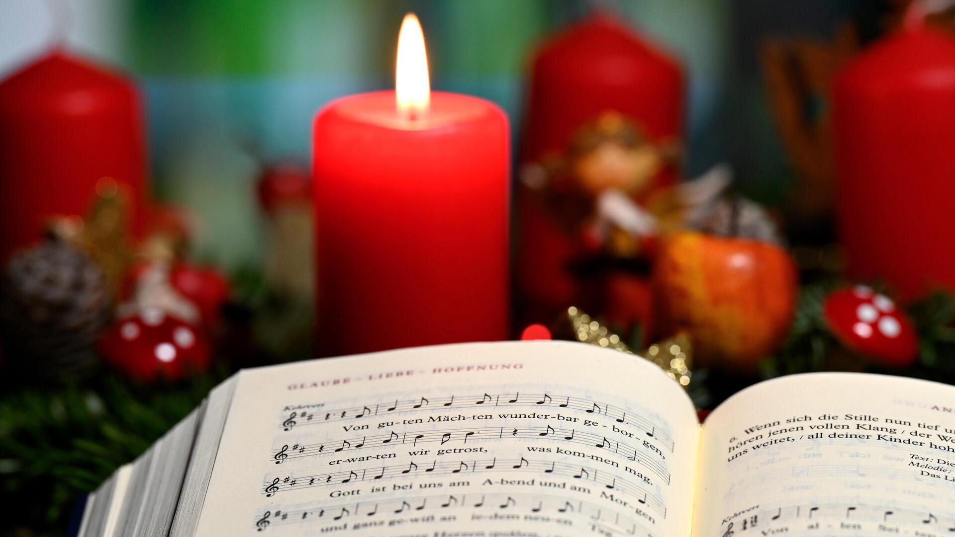 Adventskranz und Gesangbuch