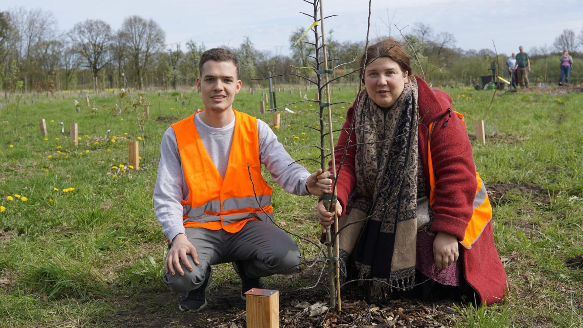 Bei sonnigem Wetter haben Fabian B. aus Zeven und Sonja M. aus Oldenburg in einem Gottesdienst am 07.04.2024 einen Wildapfelbaum im St.-Jacobi-Wald der evangelischen Kirchengemeinde in Wittlohe bei Verden (Aller) gepflanzt.