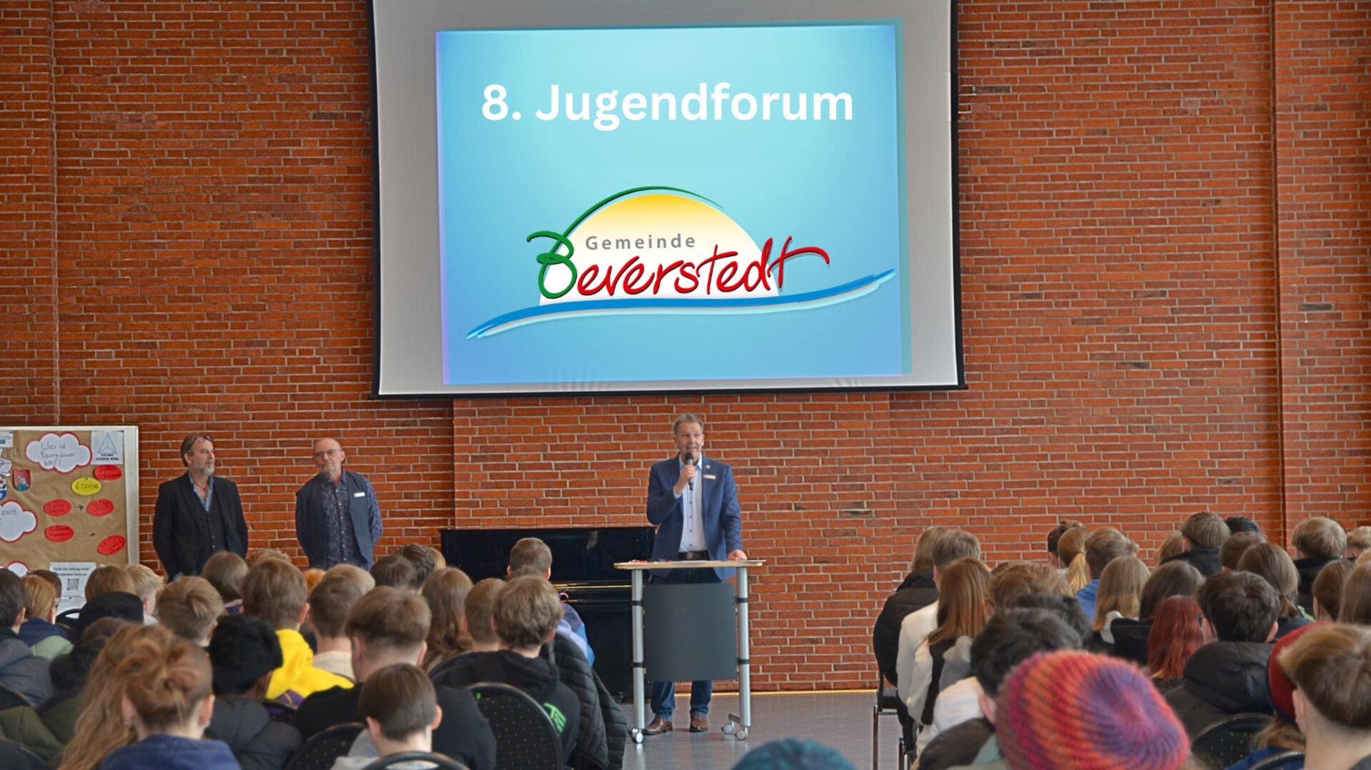 Beim 8. Jugendforum wurde in der vollen Beverstedter Feldhofhalle engagiert diskutiert.