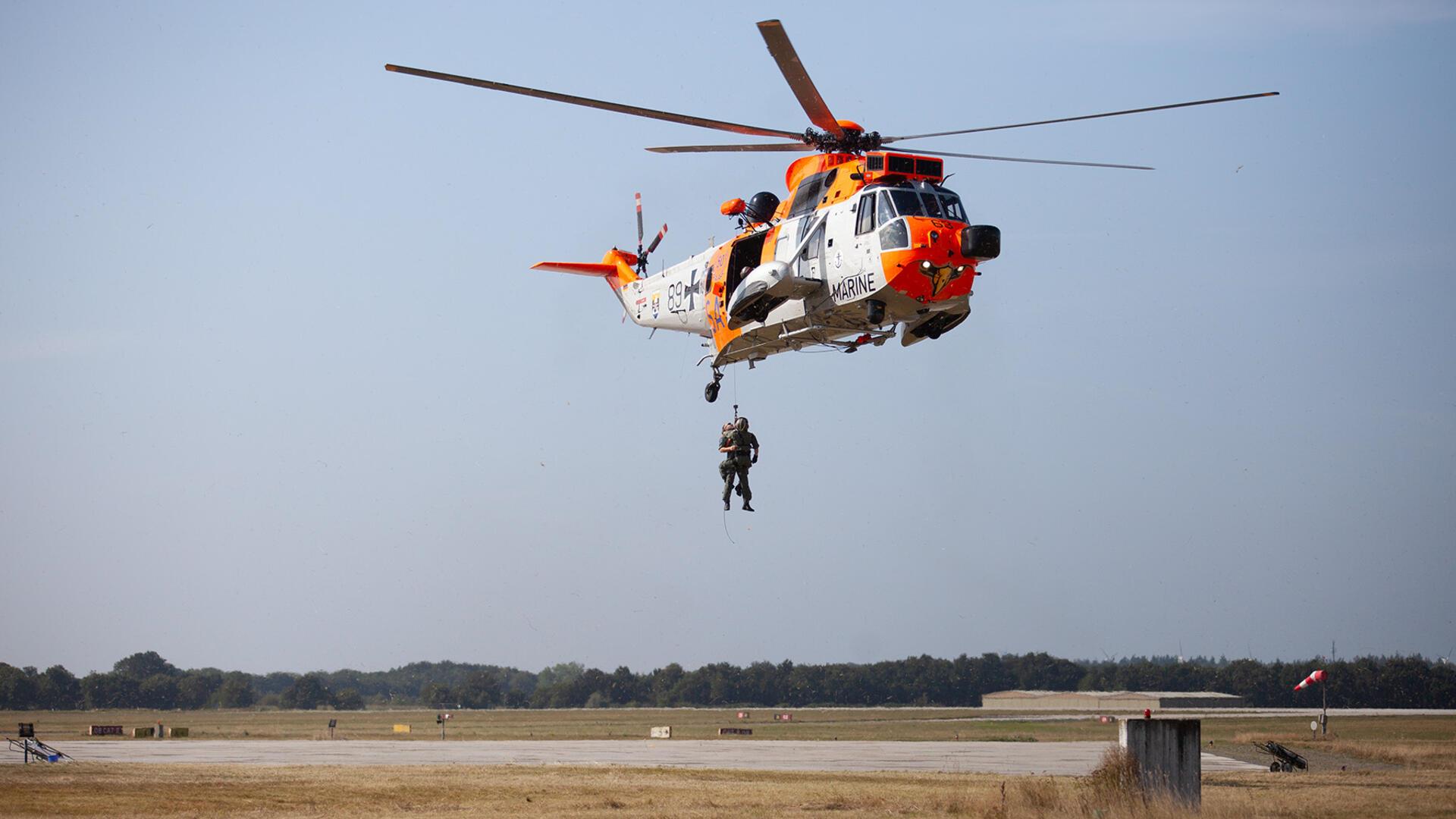 Zum Abschied zeigte die Besatzung dieses Sea King in SAR-Sonderlackierung noch einmal das Winschen. Dabei werden Personen oder Gegenstände aus der Luft abgeseilt, um Personen oder Gegenstände aufzunehmen.