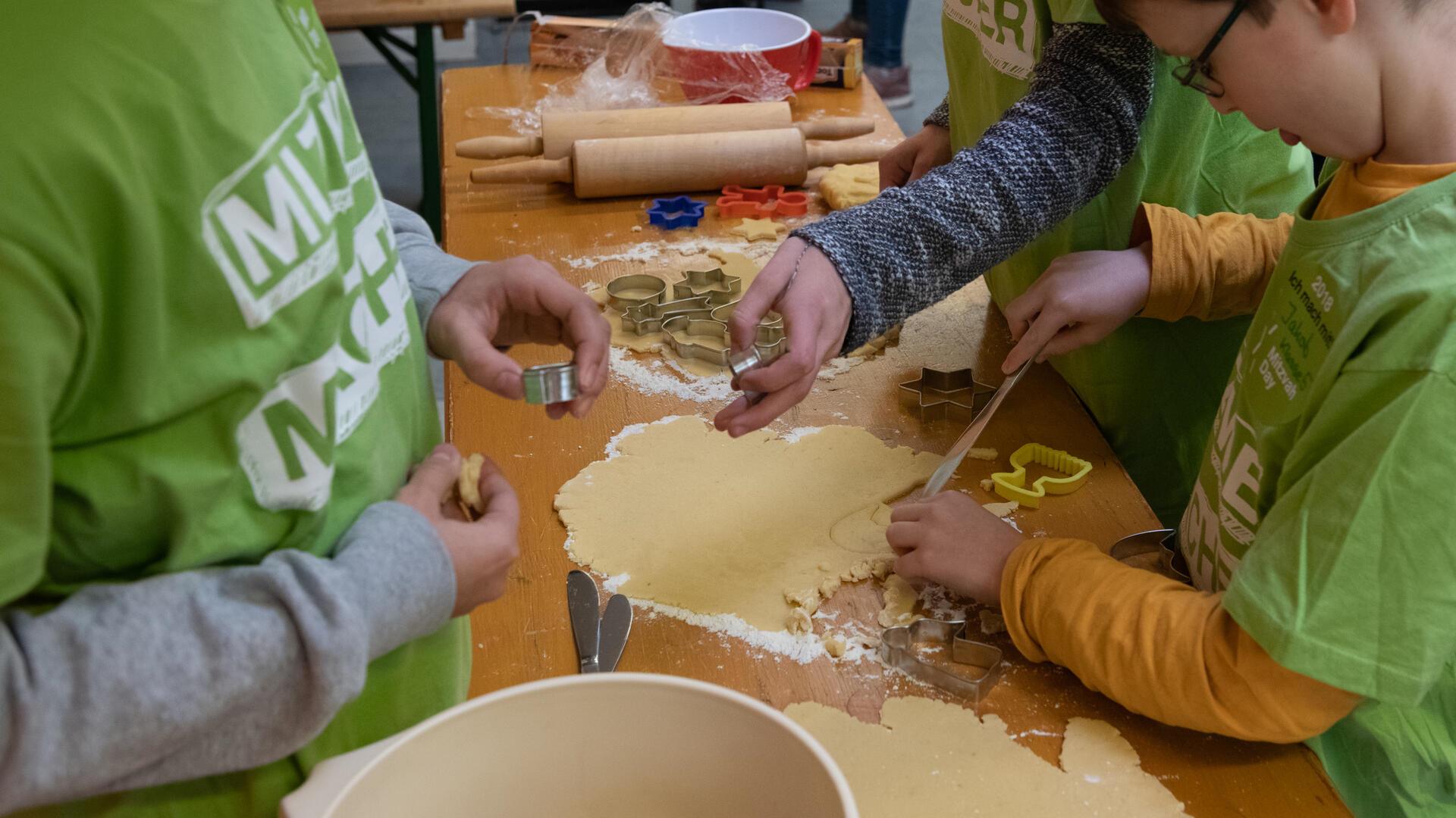 Das Foto zeigt Kinder beim Plätzchen backen. 