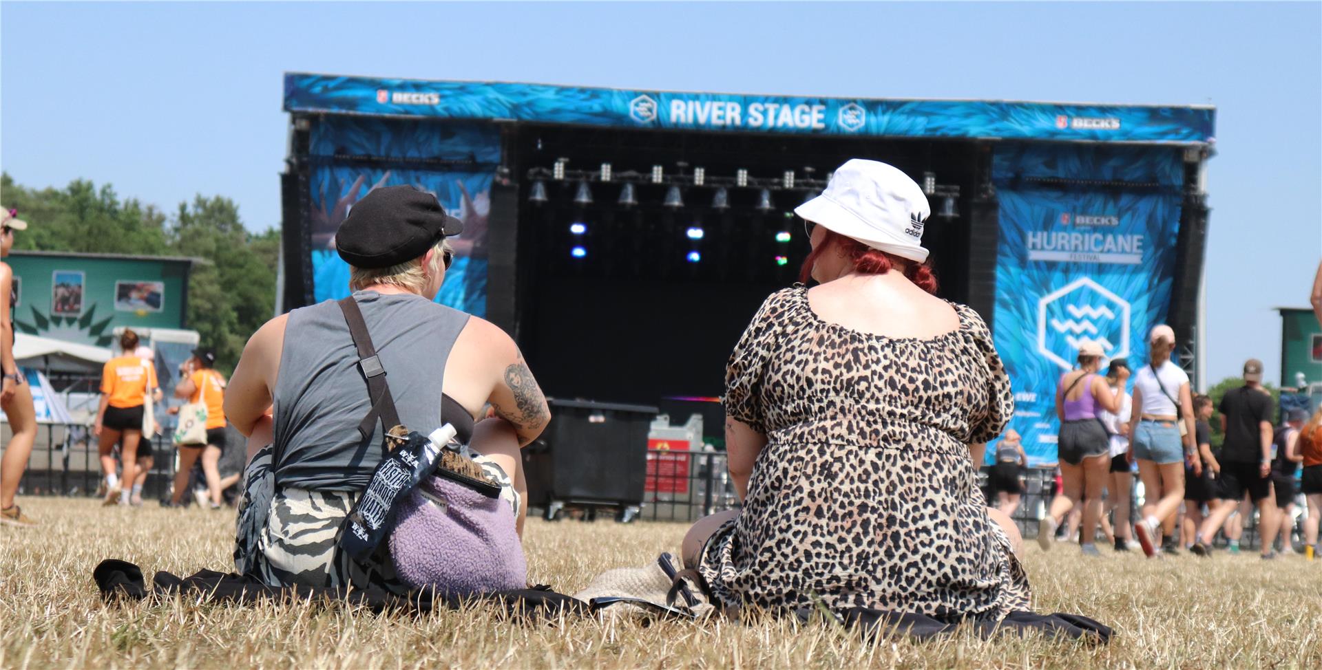 Beim Hurricane Festival 2023 warten die Fans vor der River Stage auf den nächsten Act.