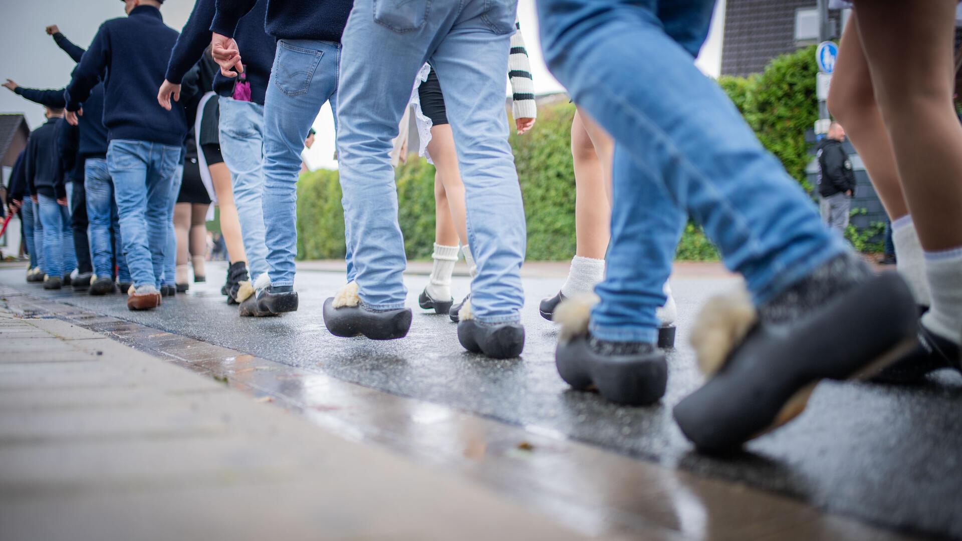 Menschen ziehen mit Holtschen durch die Straßen-