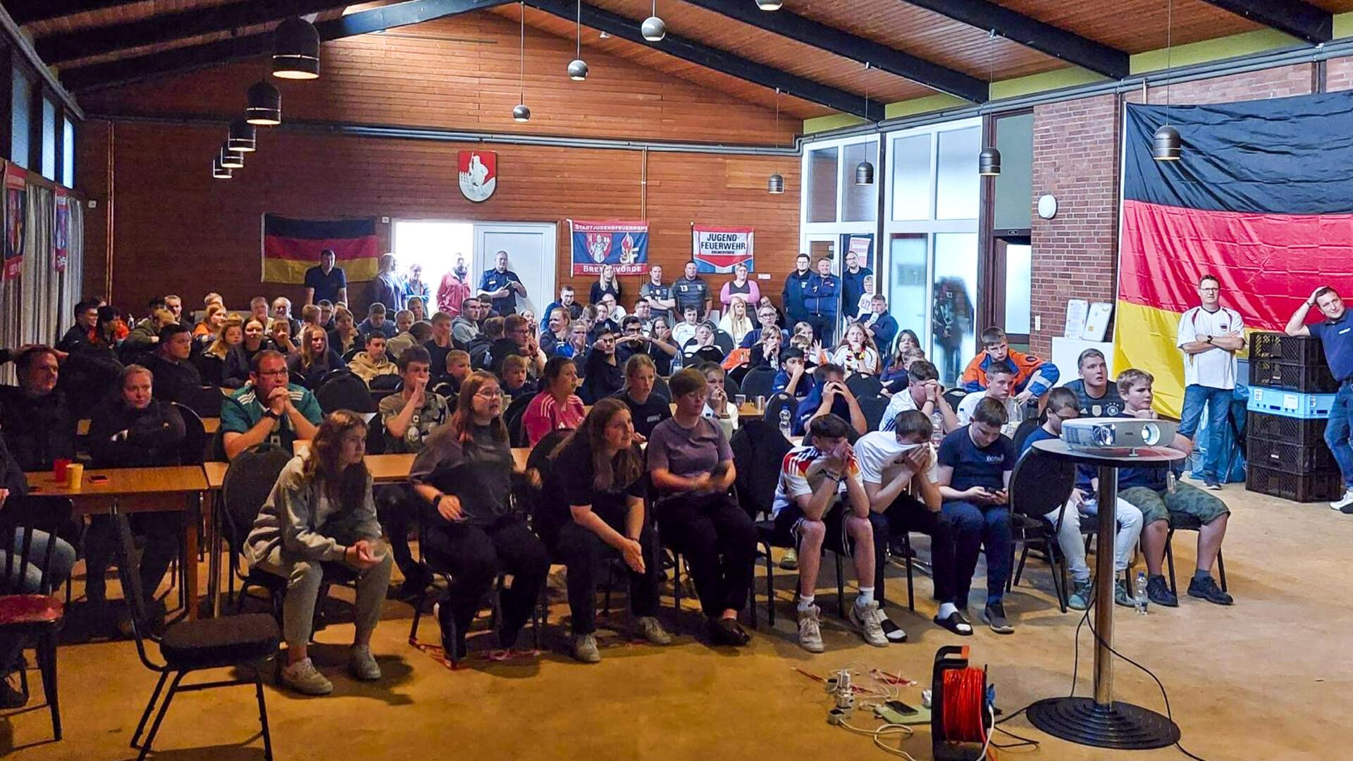 Beim Public-Viewing drückten die 130 Jugendlichen und deren Betreuer der deutschen Nationalmannschaft die Daumen.