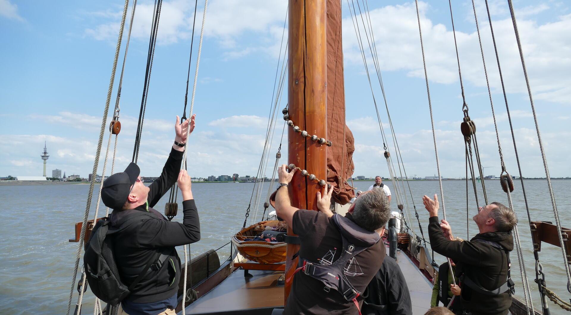 Beim Segelsetzen dürfen alle anpacken.