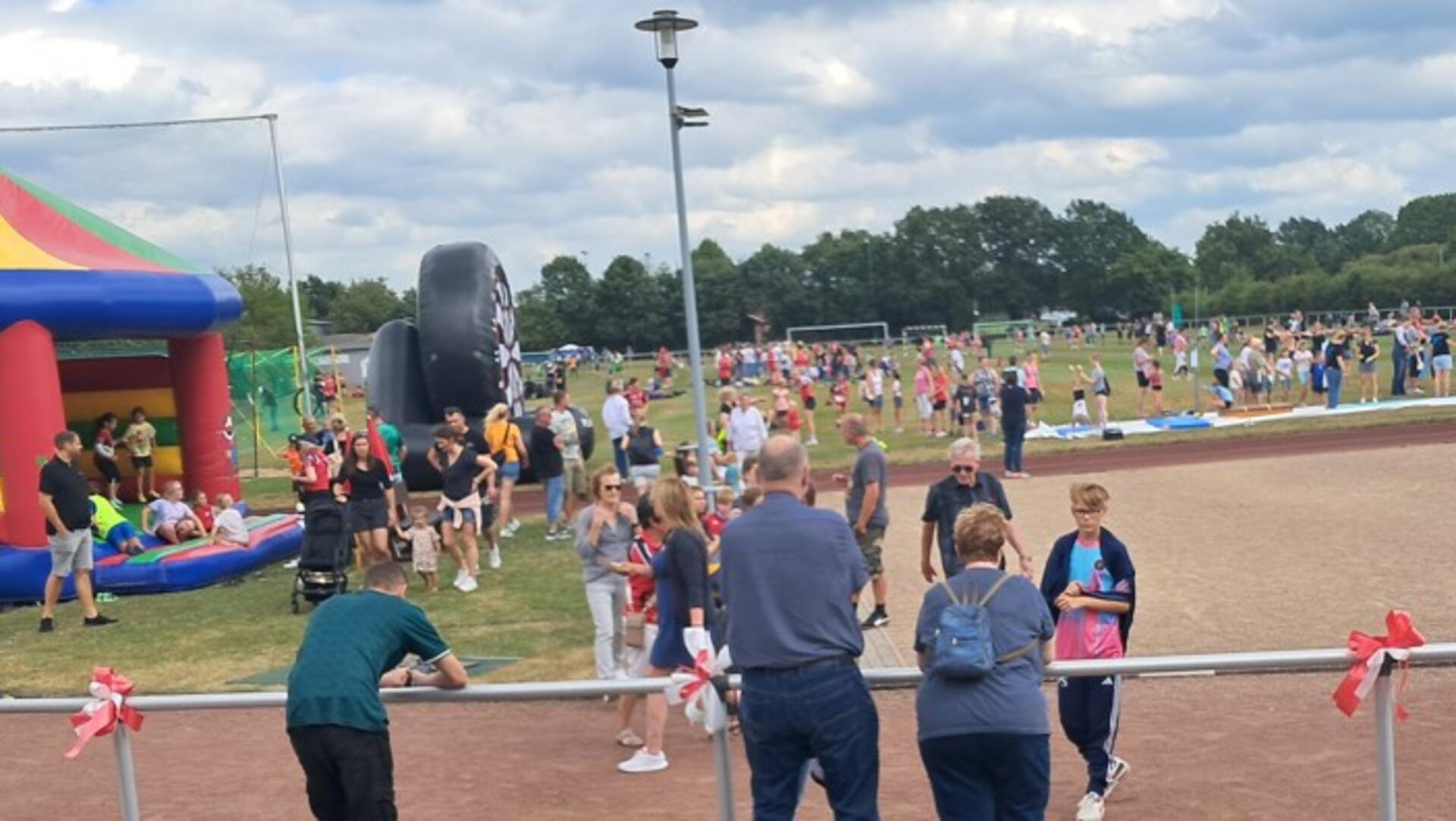 Beim Sportfest des TV Spaden herrschte ein buntes Treiben auf dem Sportplatz des Vereins.