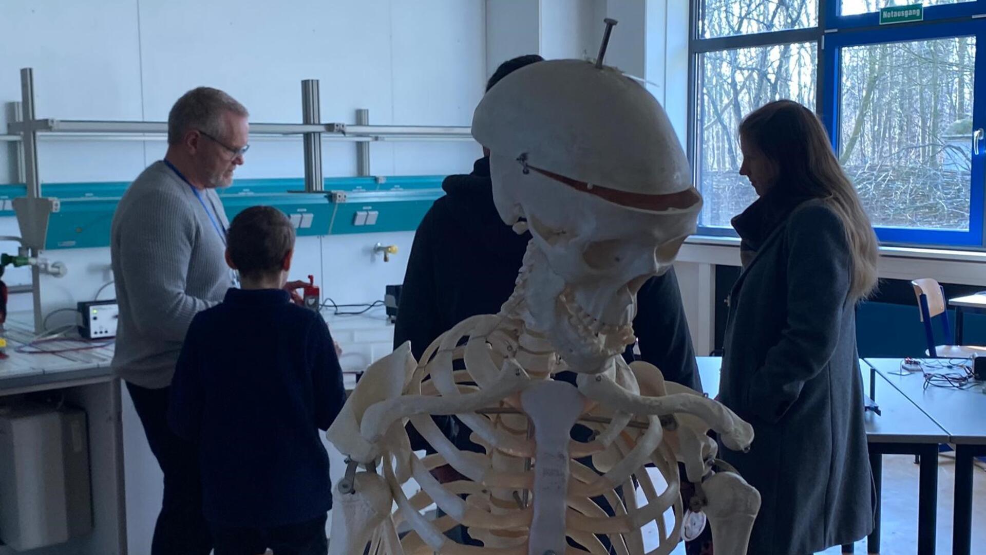 Beim Tag der offenen Tür an der KGS Tarmstedt hatten Besucher Gelegenheit, sich über das Konzept zu informieren und die Schule inklusive der Naturwissenschaftsräume (Foto) zu besichtigen. 