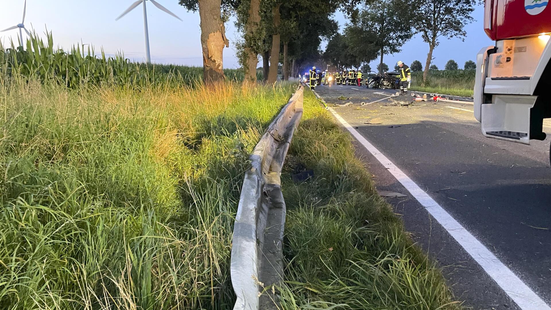 Beim Überholen kam der Audi nach links von der Straße ab, schoss die Leitplanken hoch und wurde in etwa 1,80 Meter Höhe gegen eine Eiche katapultiert (im Hintergrund sichtbar).