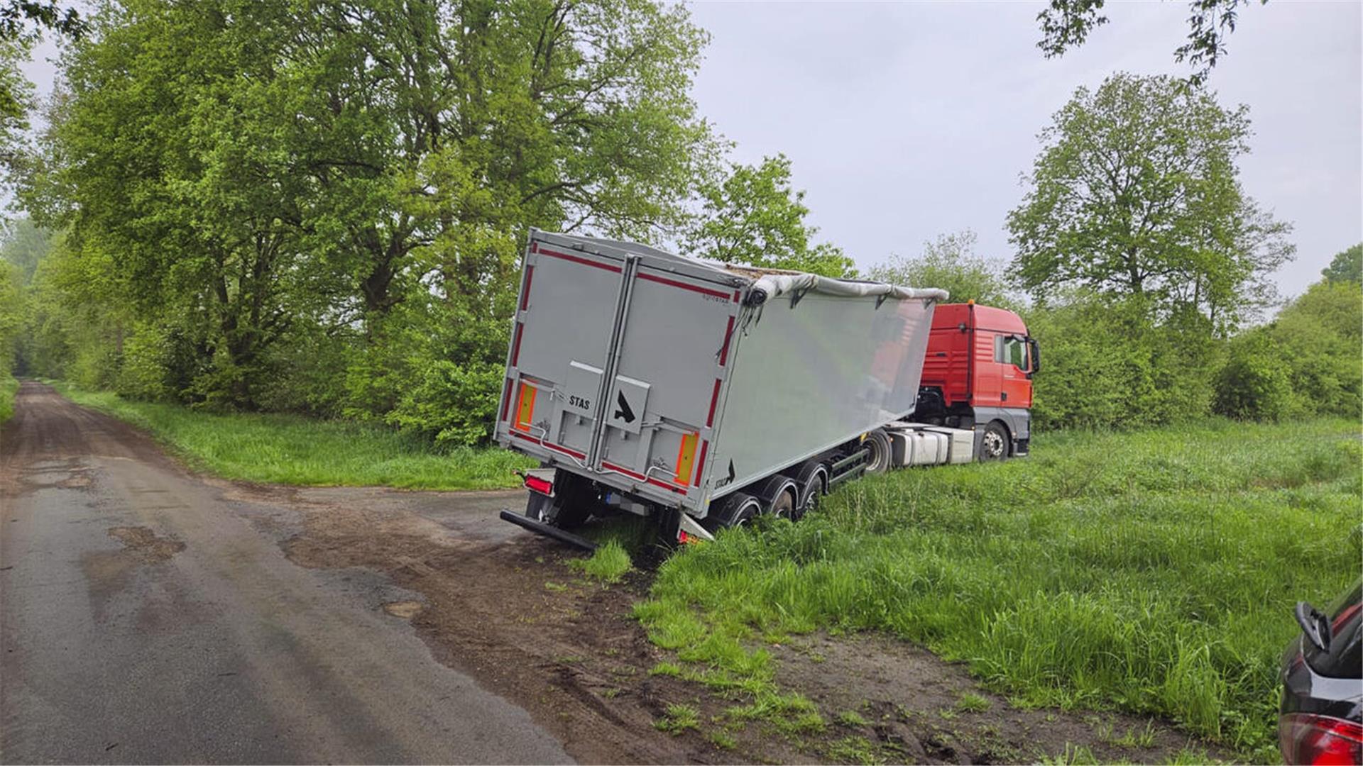 Beim Versuch, die Baustelle zu umfahren, fuhr sich dieser Lkw fest.