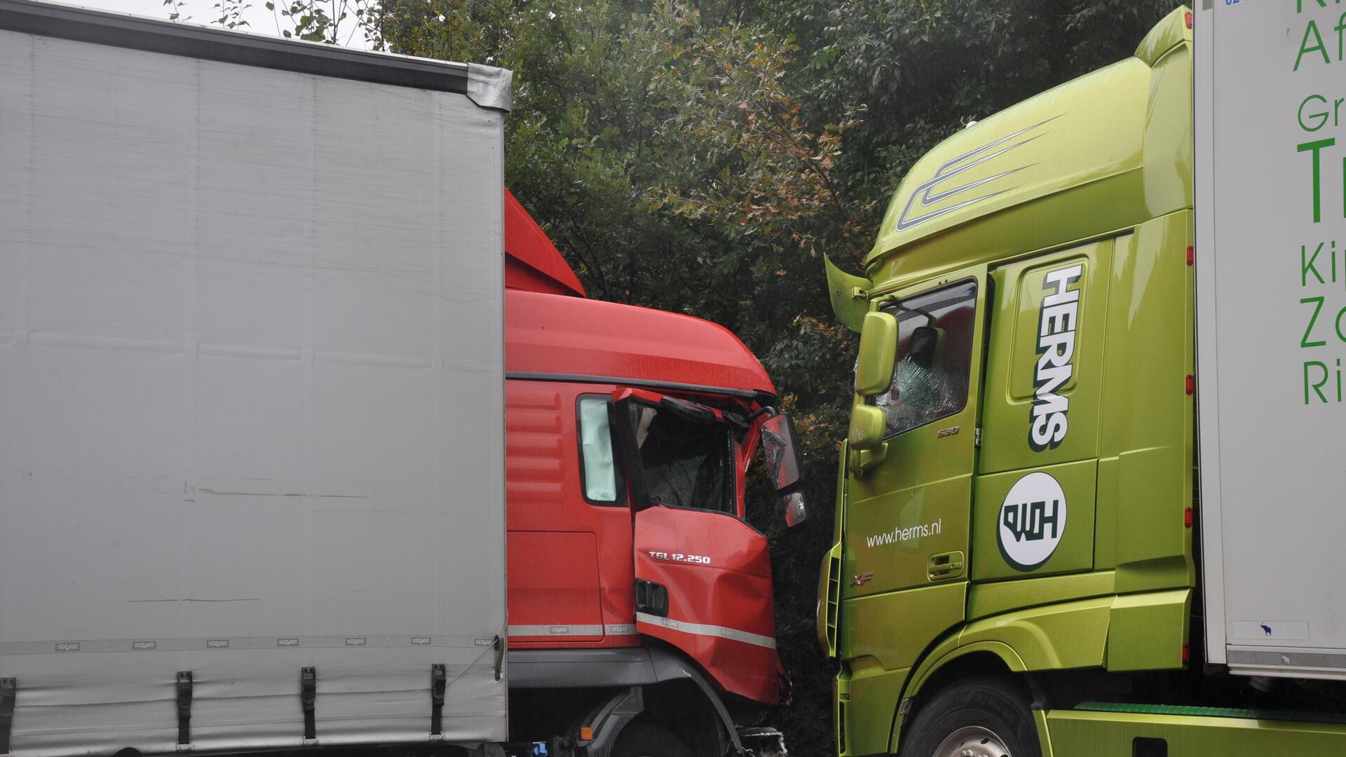 Beim Zusammenprall beider Lastwagen entstand ein hoher Sachschaden.