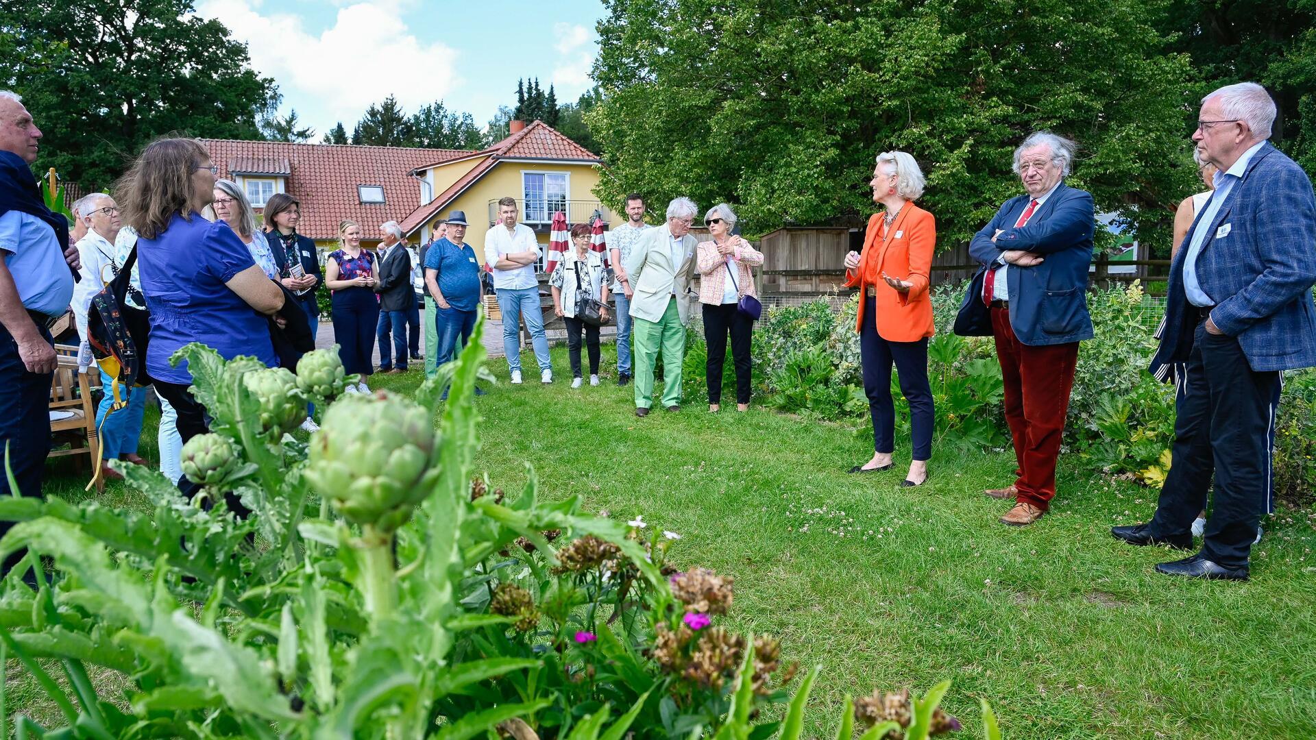 Beim anschließenden Rundgang stößt der „Schulgarten“ bei den Besuchern auf reges Interesse.