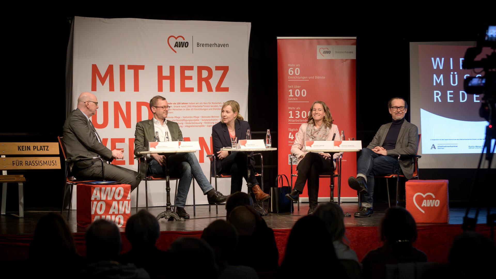 Beleuchteten das Thema Pflege (von links): Eckart Kroon (Geschäftsführer der AWO Bremerhaven), Martin Günthner (Stadtrat Soziales), Petra Sklorz (Geschäftsführerin von Pflege Bremen GmbH), Andrea Toense (Stadträtin Gesundheit) und Thomas Kalwitzki( Diplom Gerontologe an der Universität Bremen). 