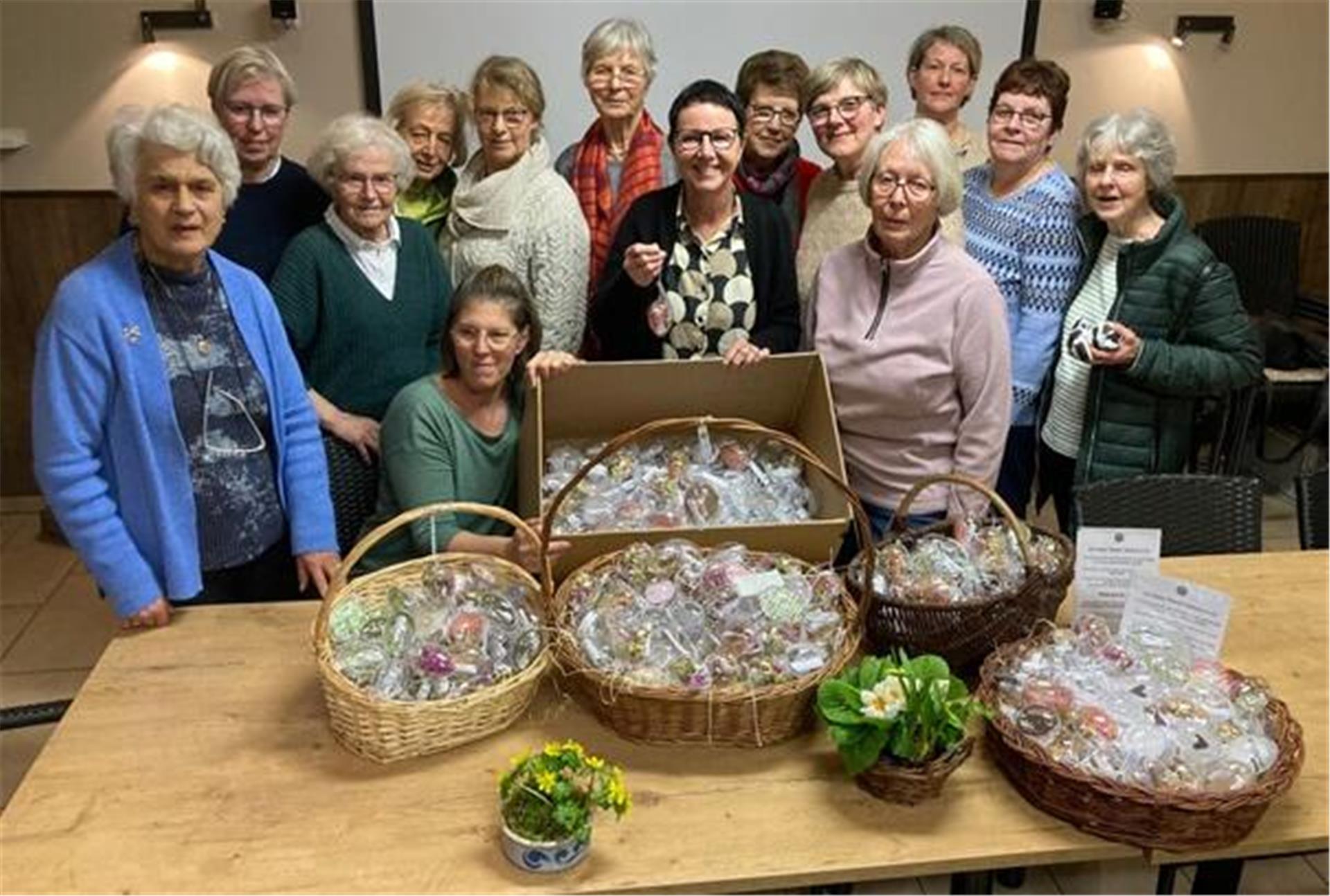 Benefiz-Aktion: Der Service Club Inner Wheel verkauft wieder Ostereier. Im Inneren steckt ein Los.