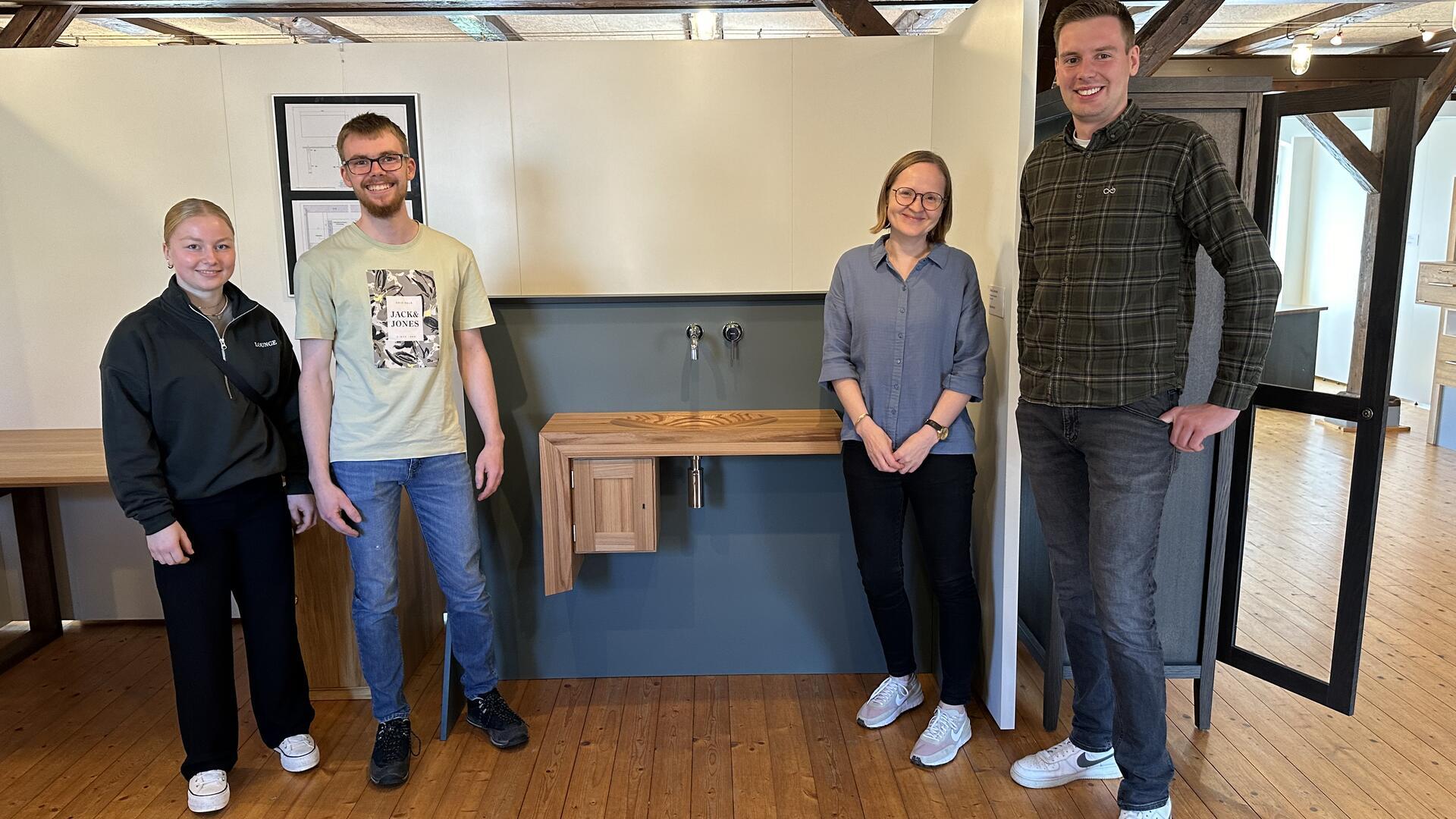  Benita Gerke und Felix Czermack mit Museumsleiterin Kerstin Thölke und dem Vertreter des Prüfungsausschusses, Daniel Burfeind, bei der Ausstellungseröffnung. 