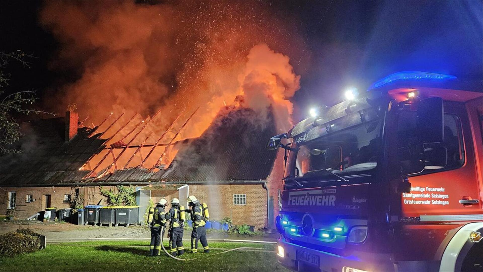 Bereits zur Alarmierung der Feuerwehren schlugen Flammen aus dem Dachstuhl.