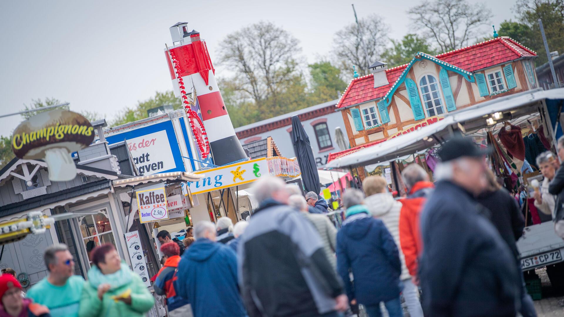 Bereits zur Mittagsstunde füllte sich das Schaufenster mit hunderten Besuchern.