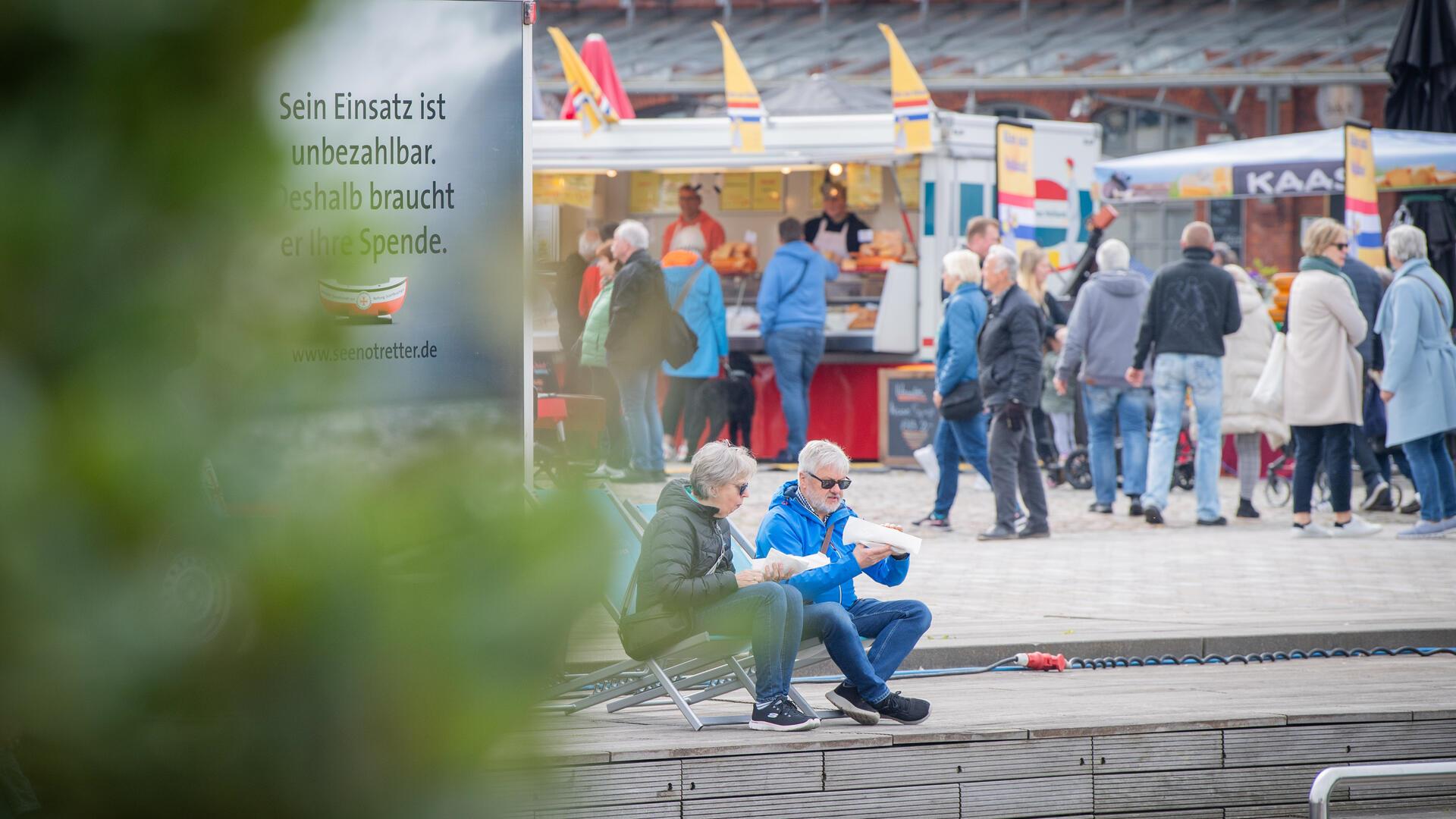 Bereits zur Mittagsstunde füllte sich das Schaufenster mit hunderten Besuchern.