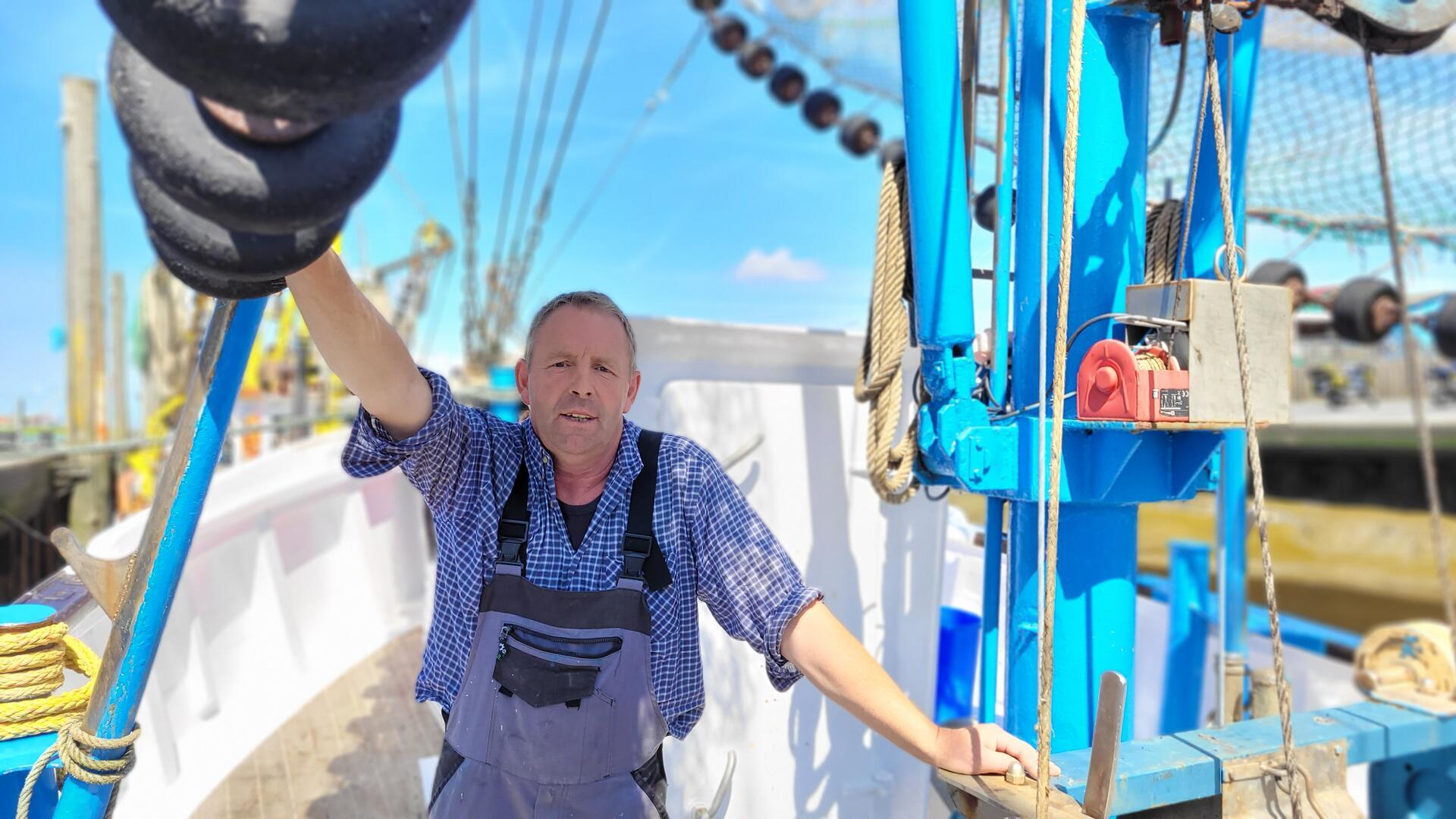 Kutterfischer Stephan Hellberg auf seinem Schiff "Nixe 2" in Dorum-Neufeld an der Wurster Nordseeküste im Landkreis Cuxhaven