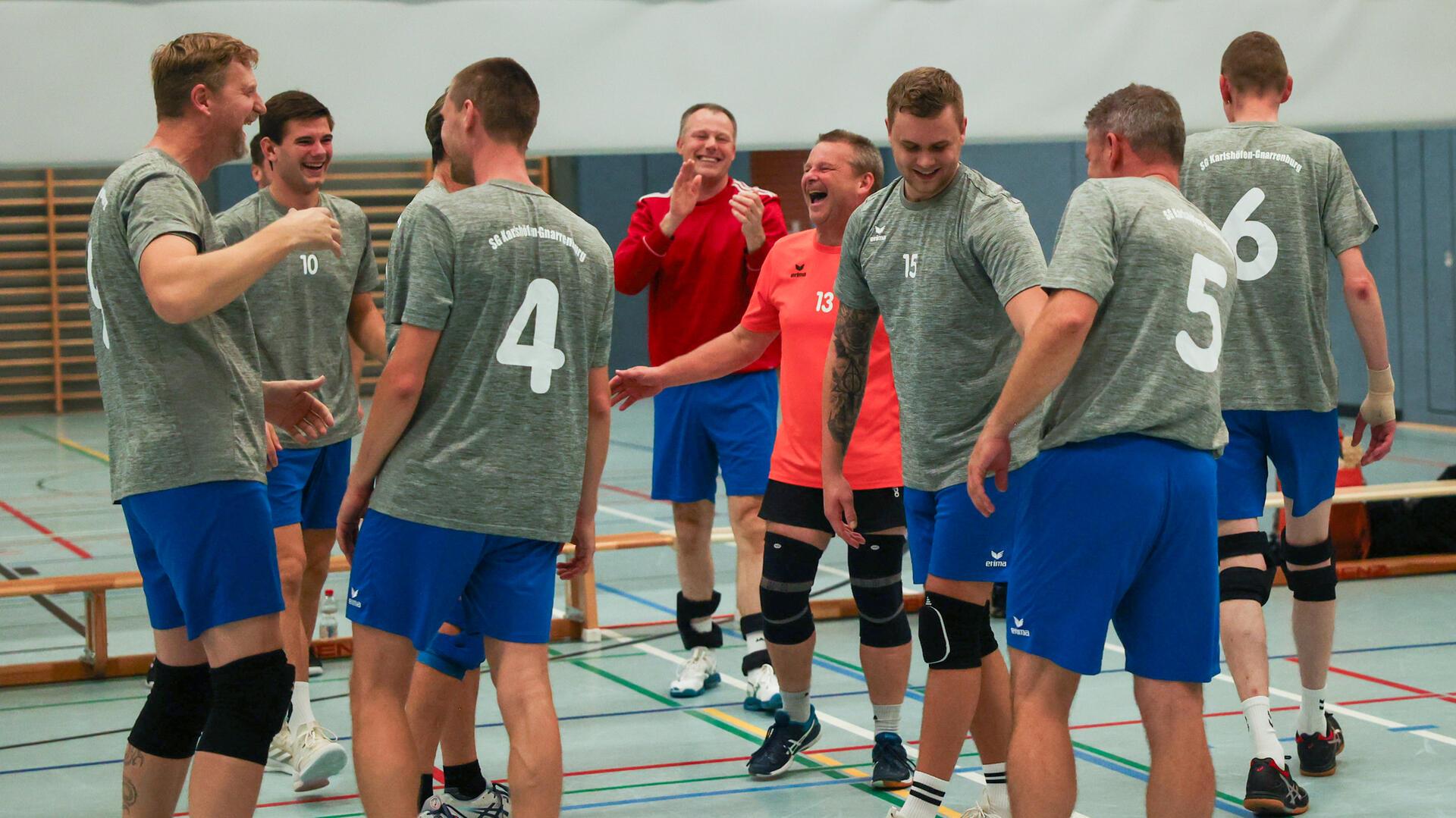 Beste Stimmung bei Karlshöfen/Gnarrenburg nach dem Satzgewinn zum 2:0 im Spiel gegen den TV Baden III.