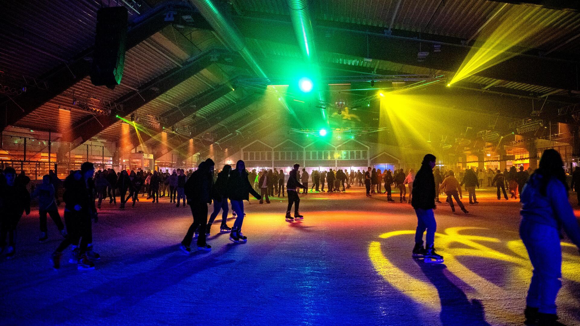 Viele Eisläufer in der Eissporthalle Harsefeld