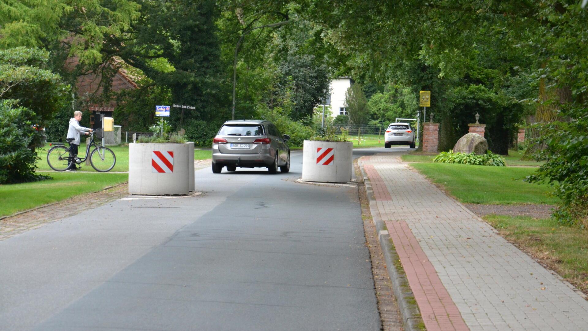 Betonringe stehen auf der Fahrbahn der Alten Dorfstraße in Bockel.