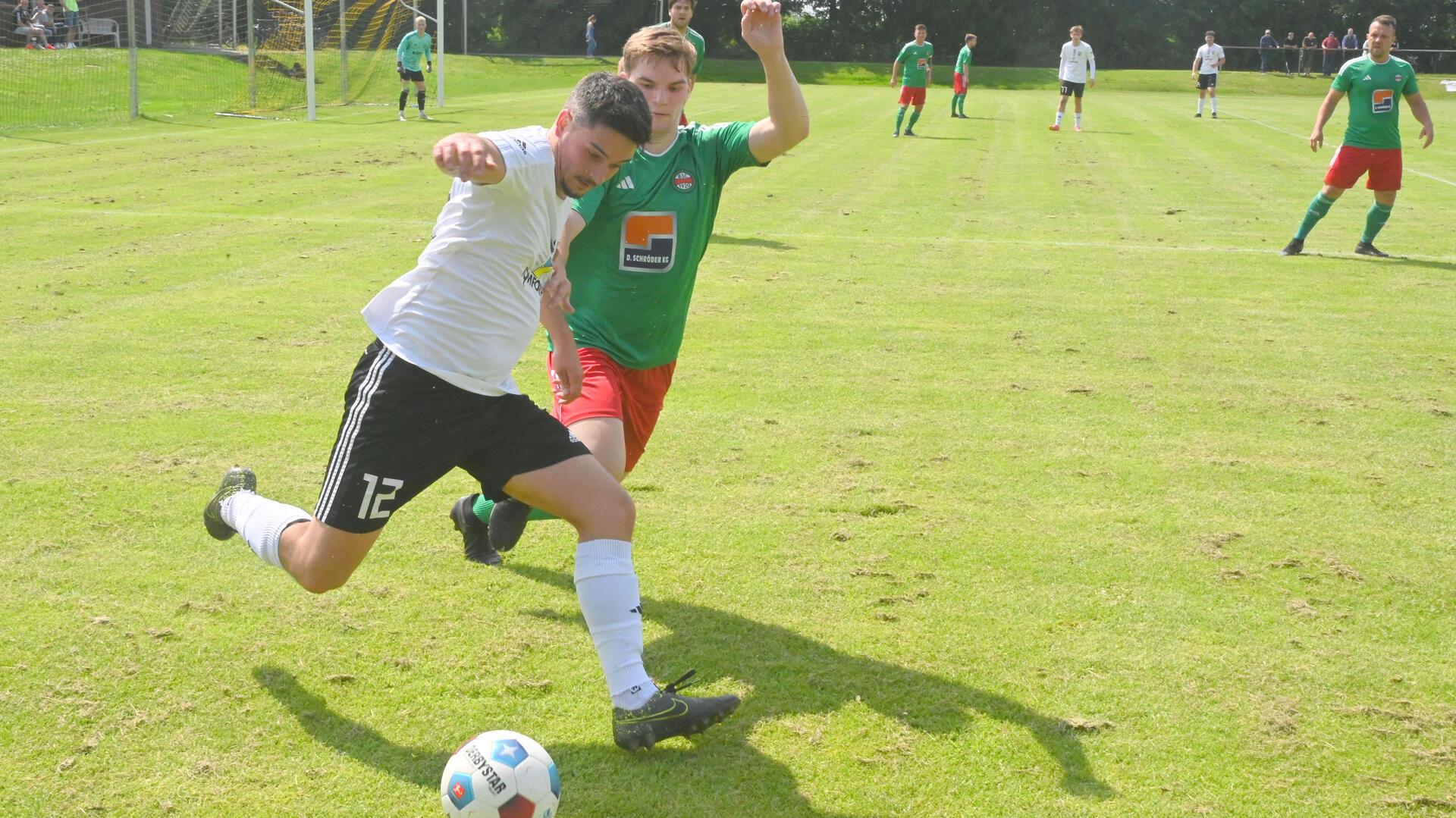 Bevern - Bremervörde: Luis von-der-Fecht im Zweikampf Patrick Kapusta. Die Gäste gewannen das letzte Saisonspiel mit 4:1 und verabschieden sich in die Bezirksliga.