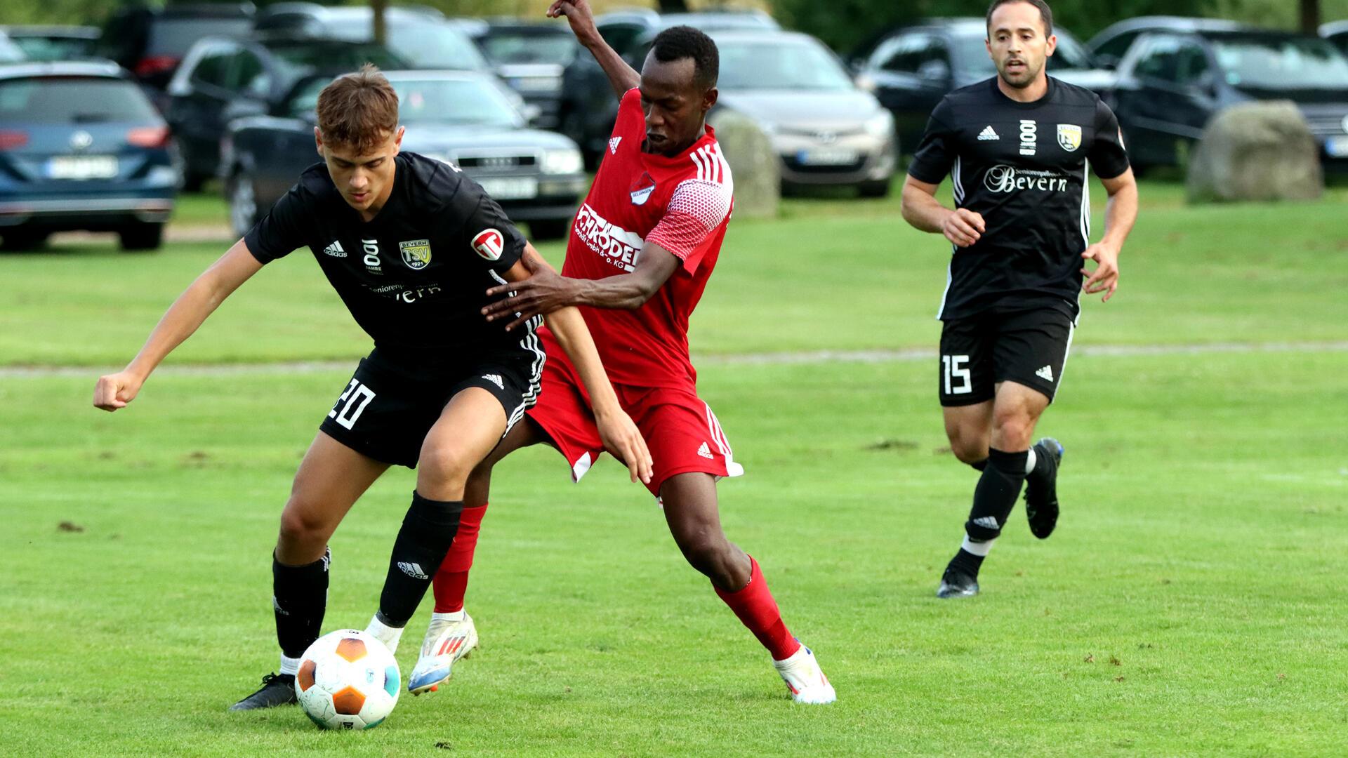 Beverns Neuzugang Kleodis Barsaku gegen Yousif Ramadan.