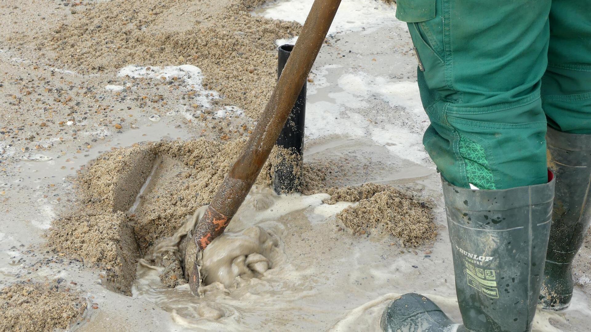 Bevor das Wasser aus der neun Meter tiefen Baugrube abgepumpt wird, bekommen die Bauarbeiter nasse Stiefel. 