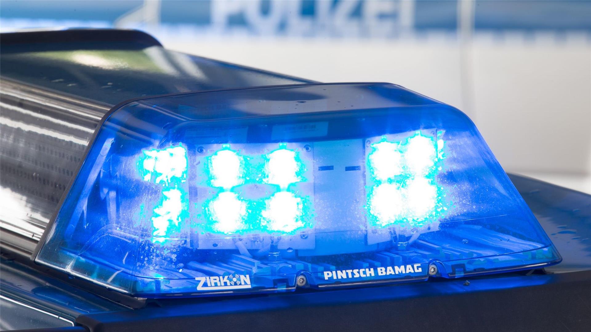 Ein Blaulicht leuchtet auf dem Dach eines Polizeiwagens.