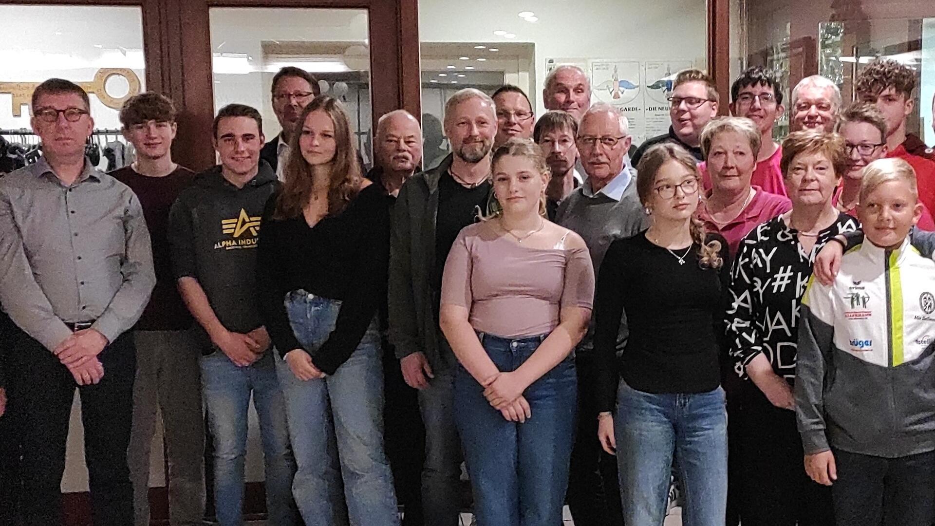 Bezirkspräsident Thomas Brunken (links) und die Zevener Kreispräsidentin Beate Meyer (rechts) mit den erfolgreichen Schützen des Schützenkreises Zeven.