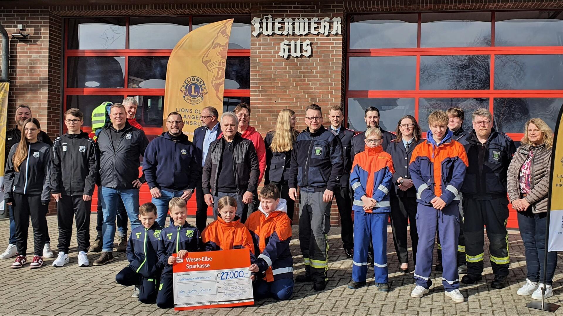 Spendenübergabe vor dem Feuerwehrhaus in Sievern