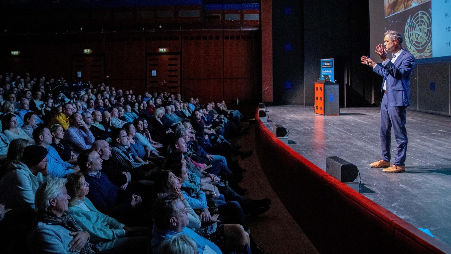 Umstrittener Historiker kommt: Bremerhavener Stadthalle wählt kluge Strategie