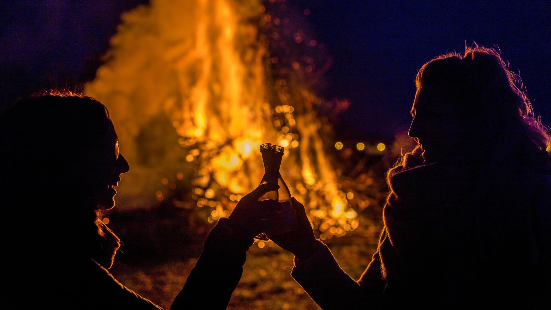 Das Foto zeigt ein Osterfeuer. 