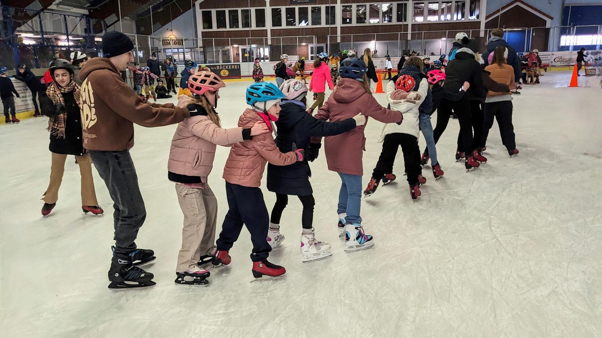 Heeslinger Kinder machen Schulausflug zur Eissporthalle