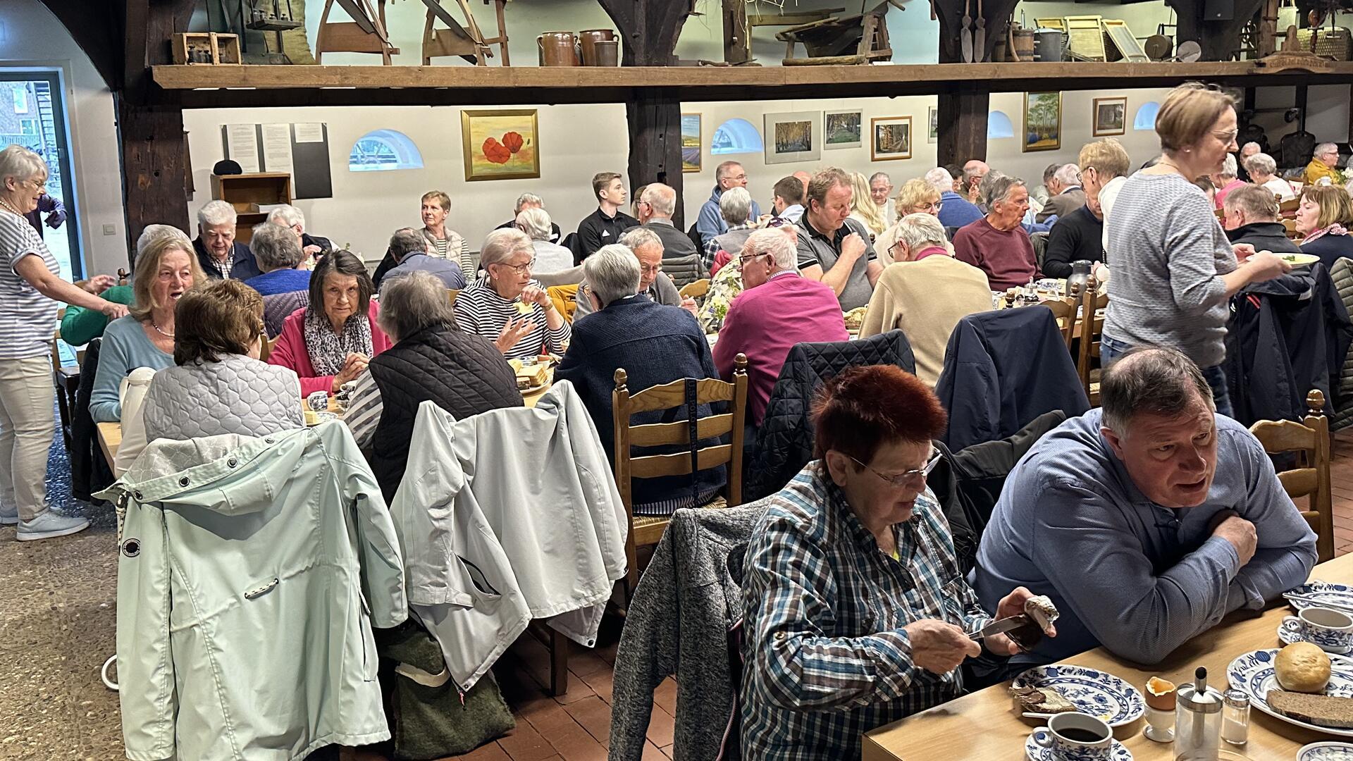 Die Besucher des Osterfrühstücks des Heimatvereins Sittensen ließen es sich schmecken.