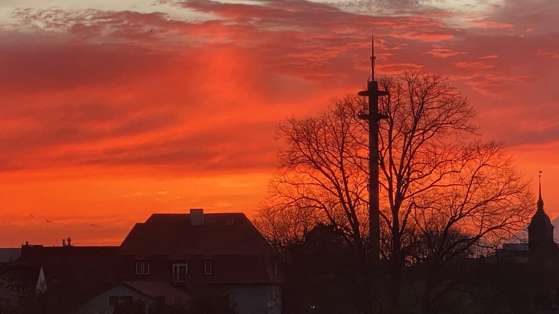 Saharastaub sorgt für glühenden Himmel