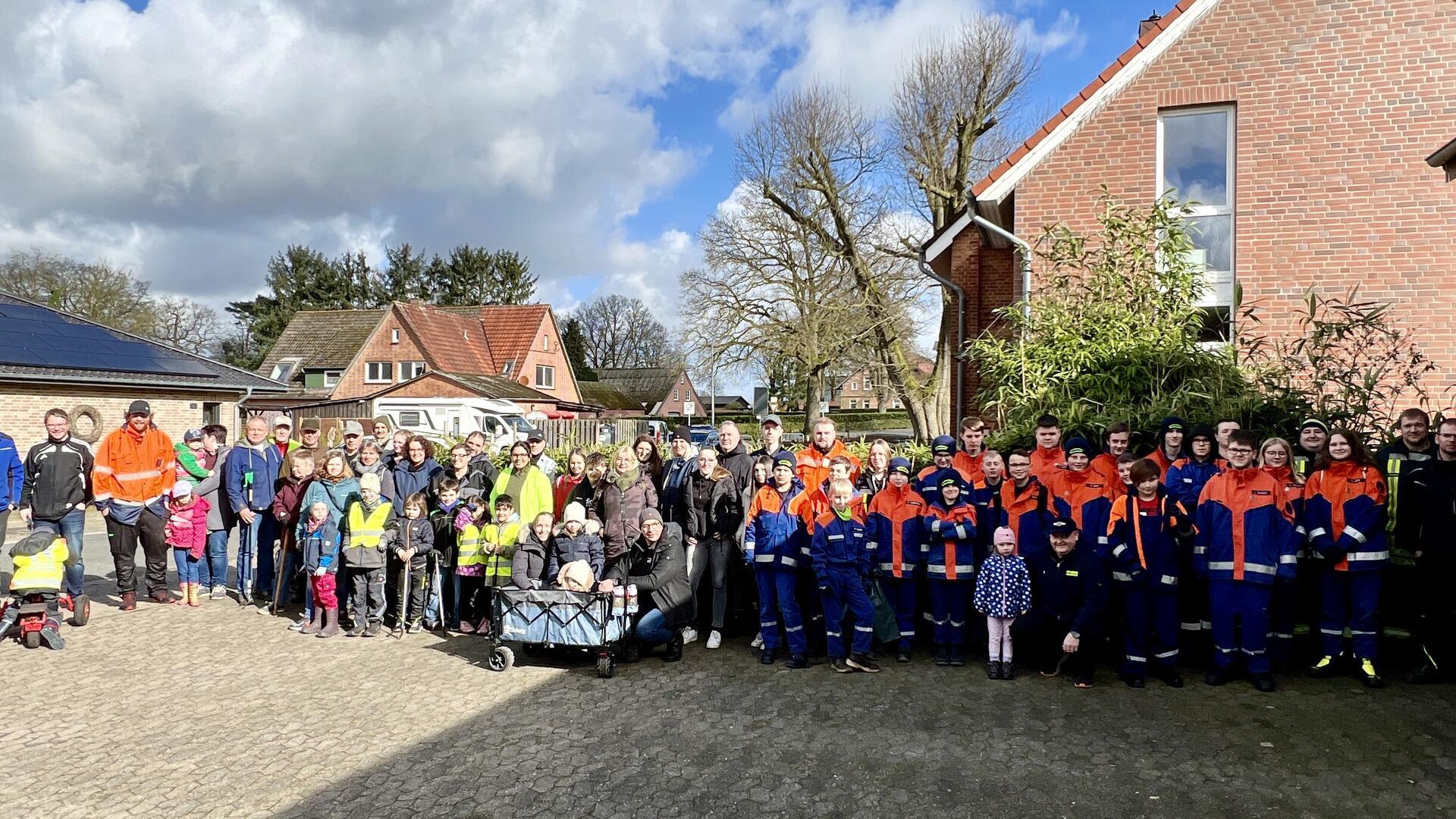 Voller Erfolg: Dorfputz in Karlshöfen mit Rekordbeteiligung.