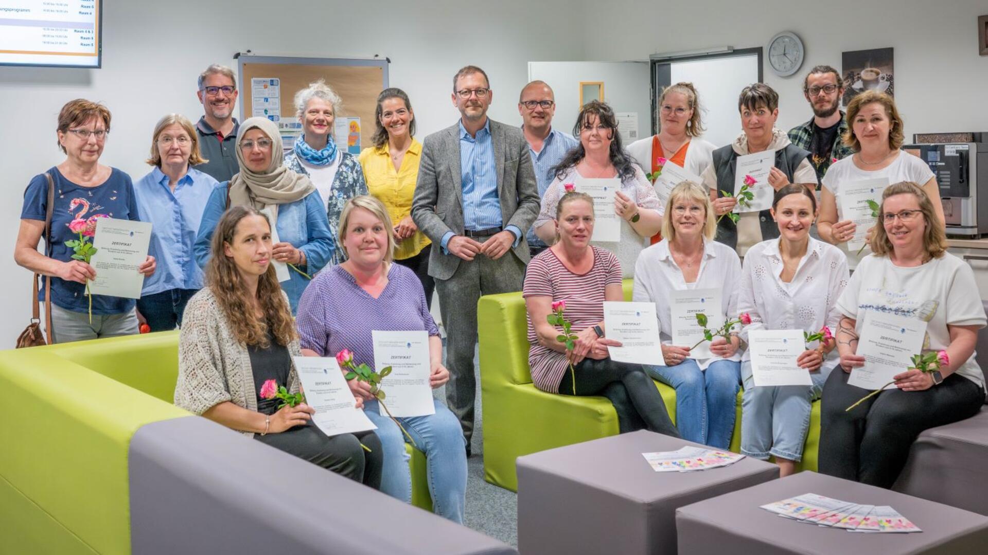 Gruppenfoto der Absolventinnen und Absolventen des Zertifikats „Bildung, Erziehung und Betreuung von Kindern von 0 bis 10 Jahren“ in Bremerhaven