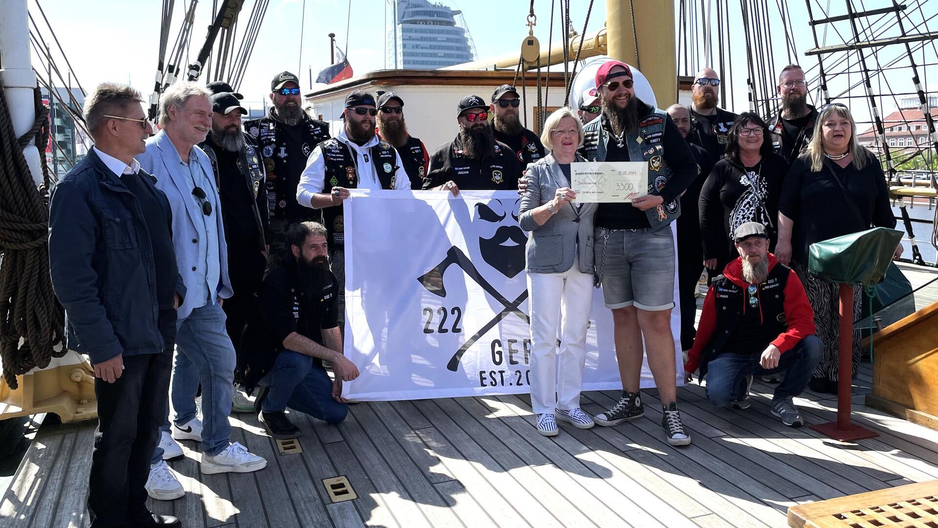 Spendenübergabe der "Bearded Bad Boys" an den Verein Sonnenblume