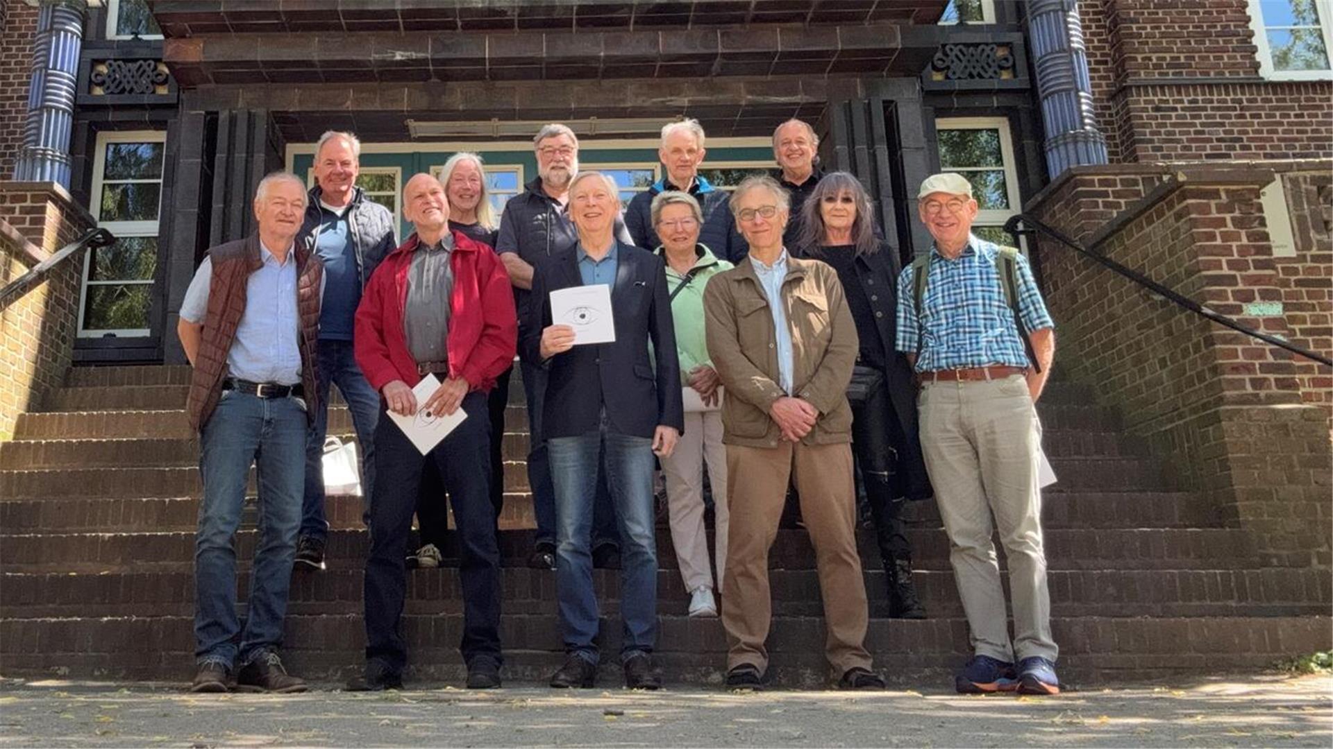 50 Jahre danach: Gruppenbild vor der Humboldtschule